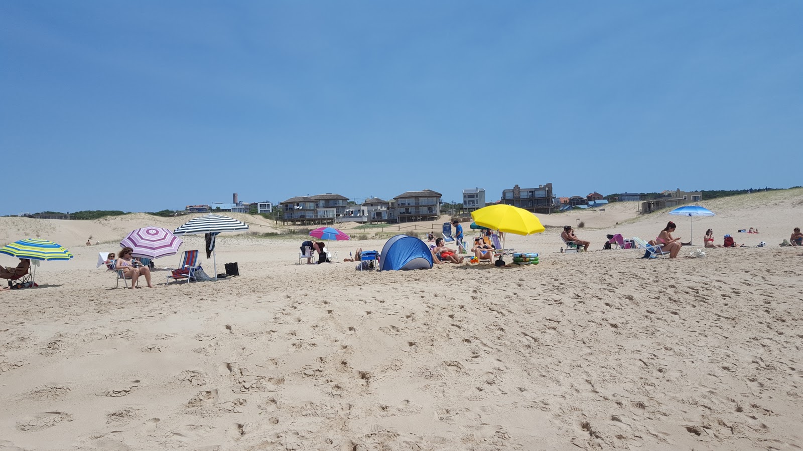 Foto av De la Viuda Beach med lång rak strand