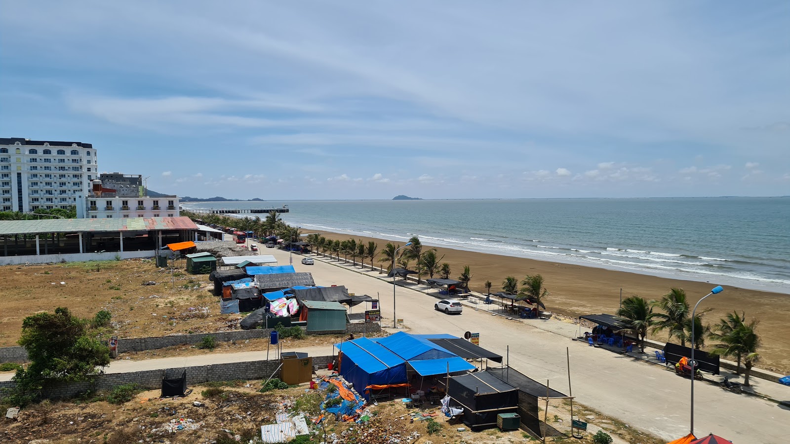 Foto di Hoang Thanh Beach con una superficie del sabbia beige