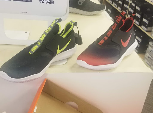 Shoe Store «Famous Footwear», reviews and photos, 4149 S Mooney Blvd, Visalia, CA 93277, USA