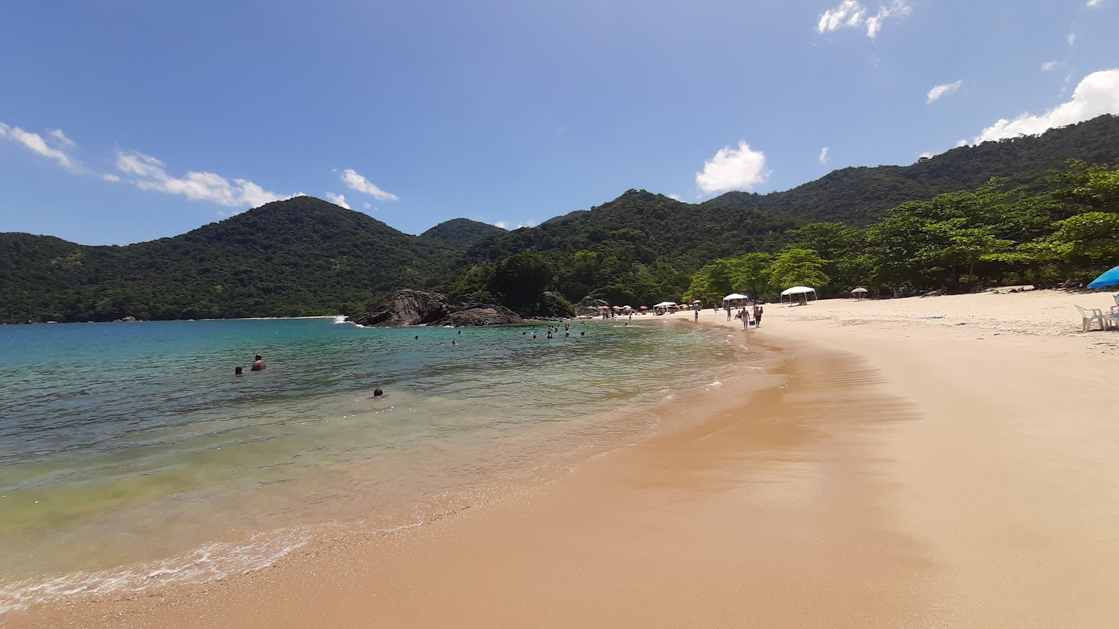 Foto de Praia do Meio com água cristalina superfície