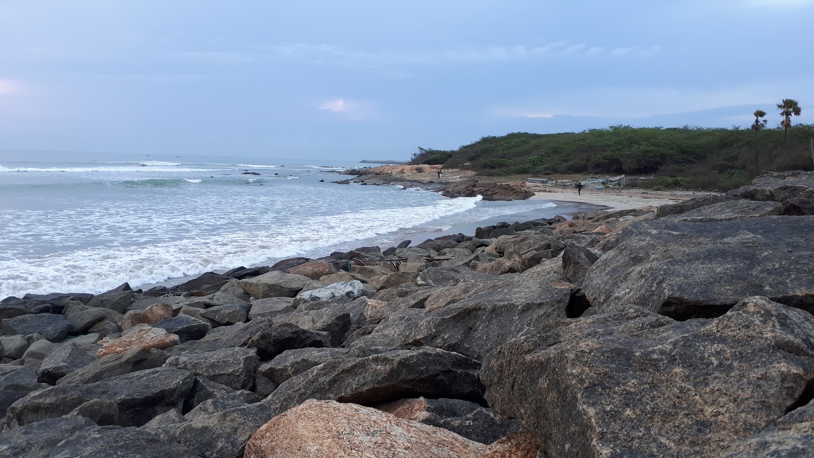 Φωτογραφία του Leepuram Beach με φωτεινή άμμος επιφάνεια