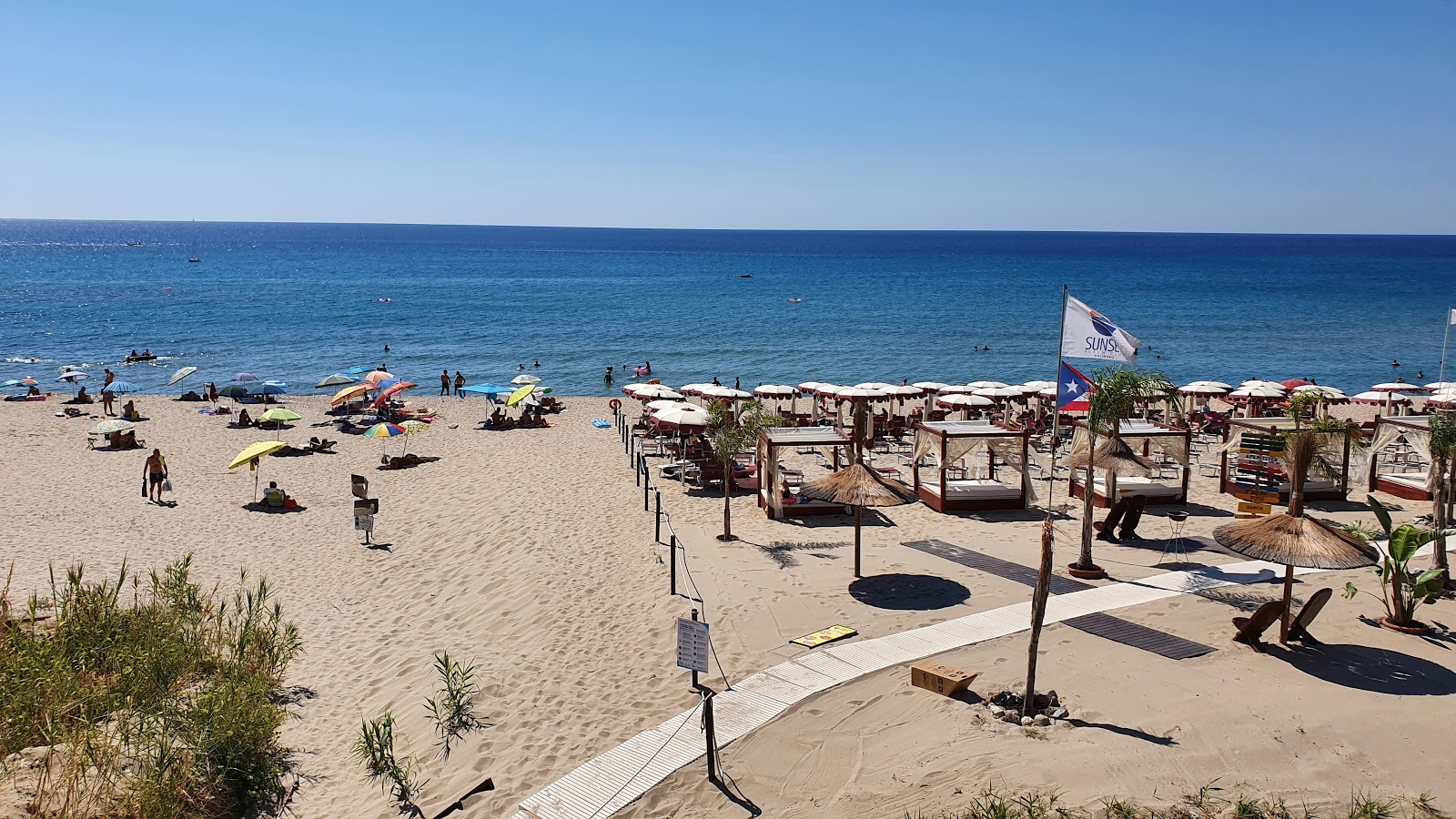 Valokuva Spiaggia Le Saline IIista. pinnalla kirkas hiekka:n kanssa