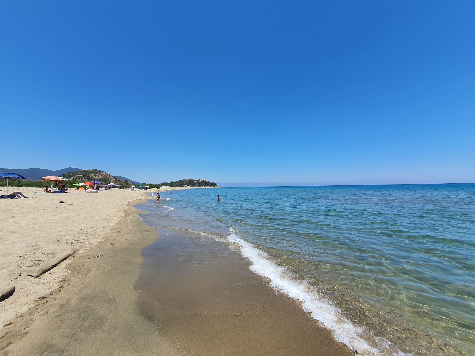 Foto de Spiaggia di Colostrai con agua cristalina superficie