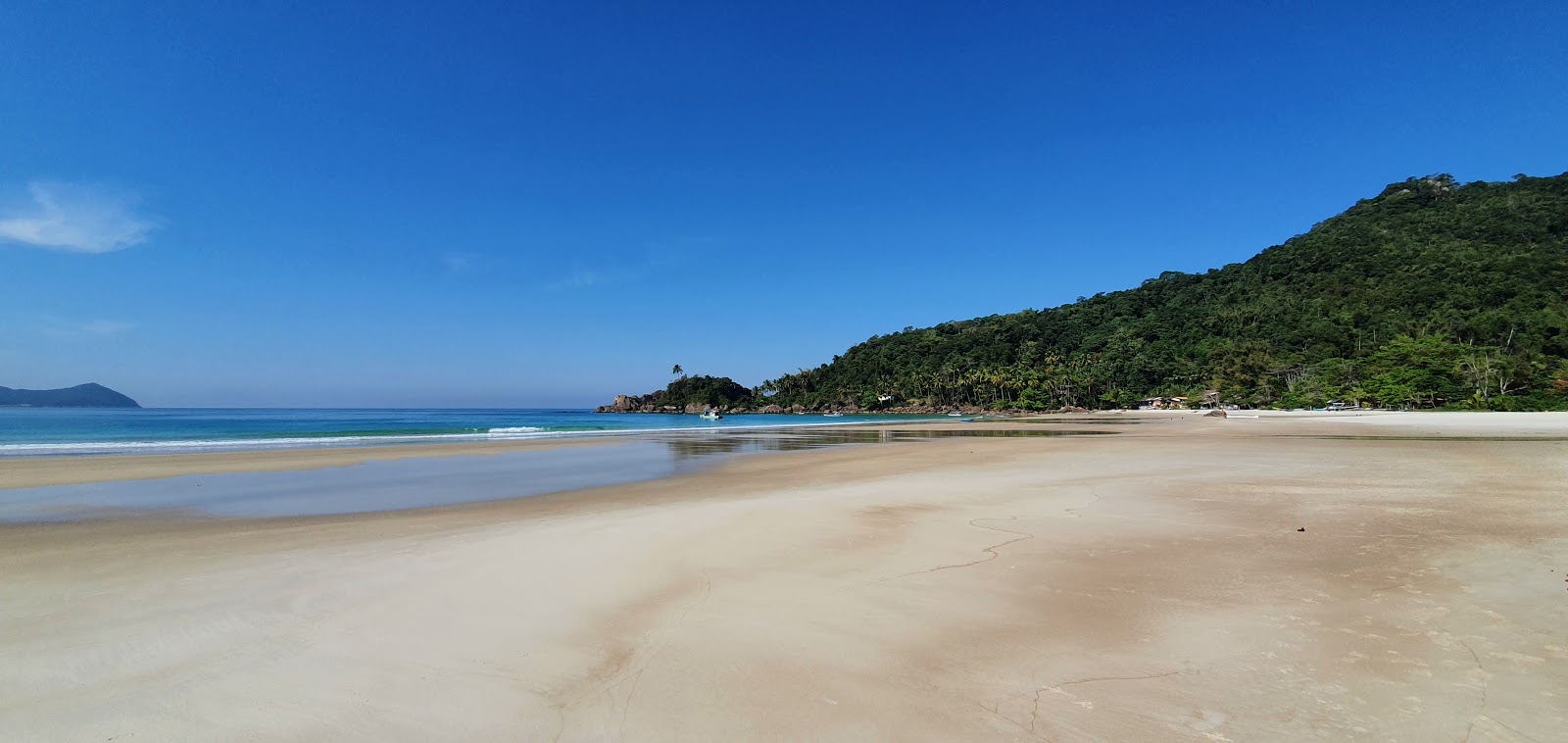Φωτογραφία του Aventureiro Beach με ευρύχωρος κόλπος