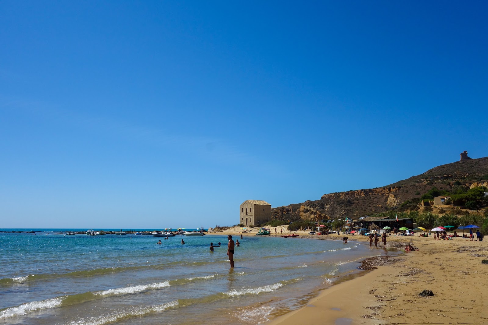 Φωτογραφία του Paradise beach με φωτεινή λεπτή άμμο επιφάνεια