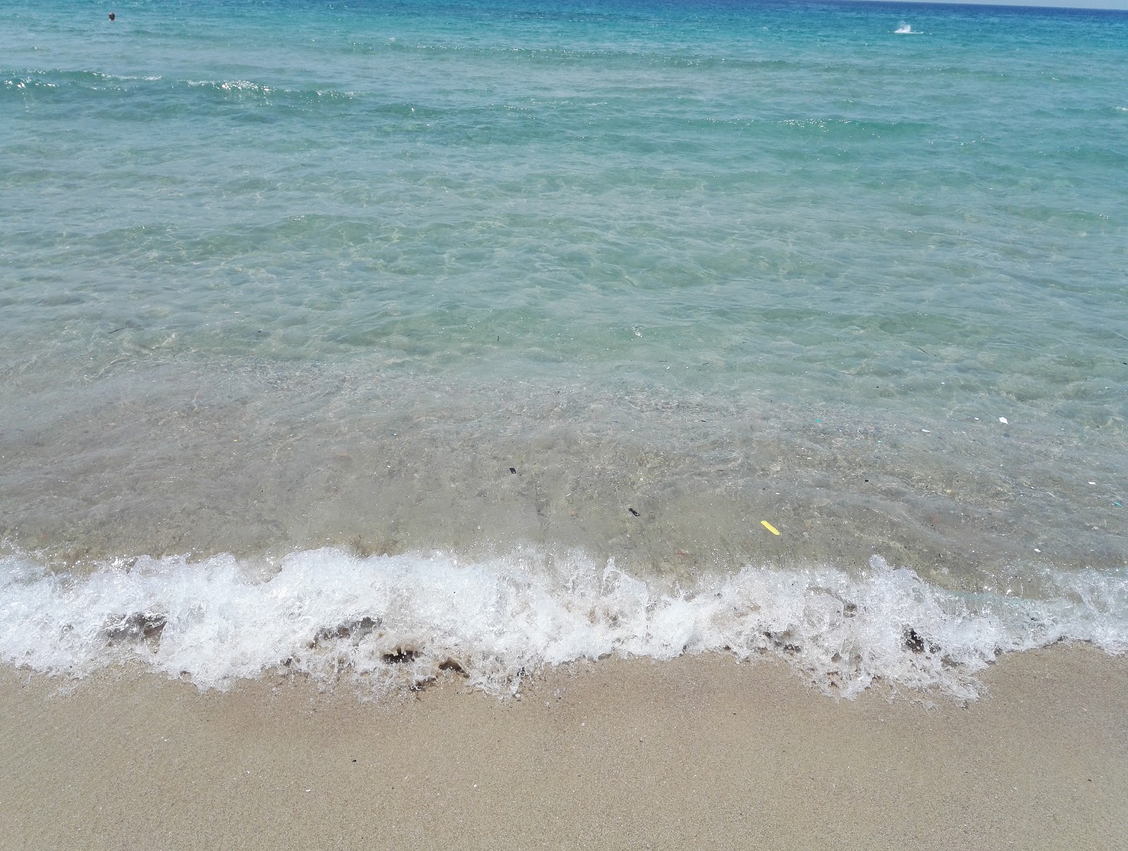 Foto de Agios Nikolaos beach con agua cristalina superficie