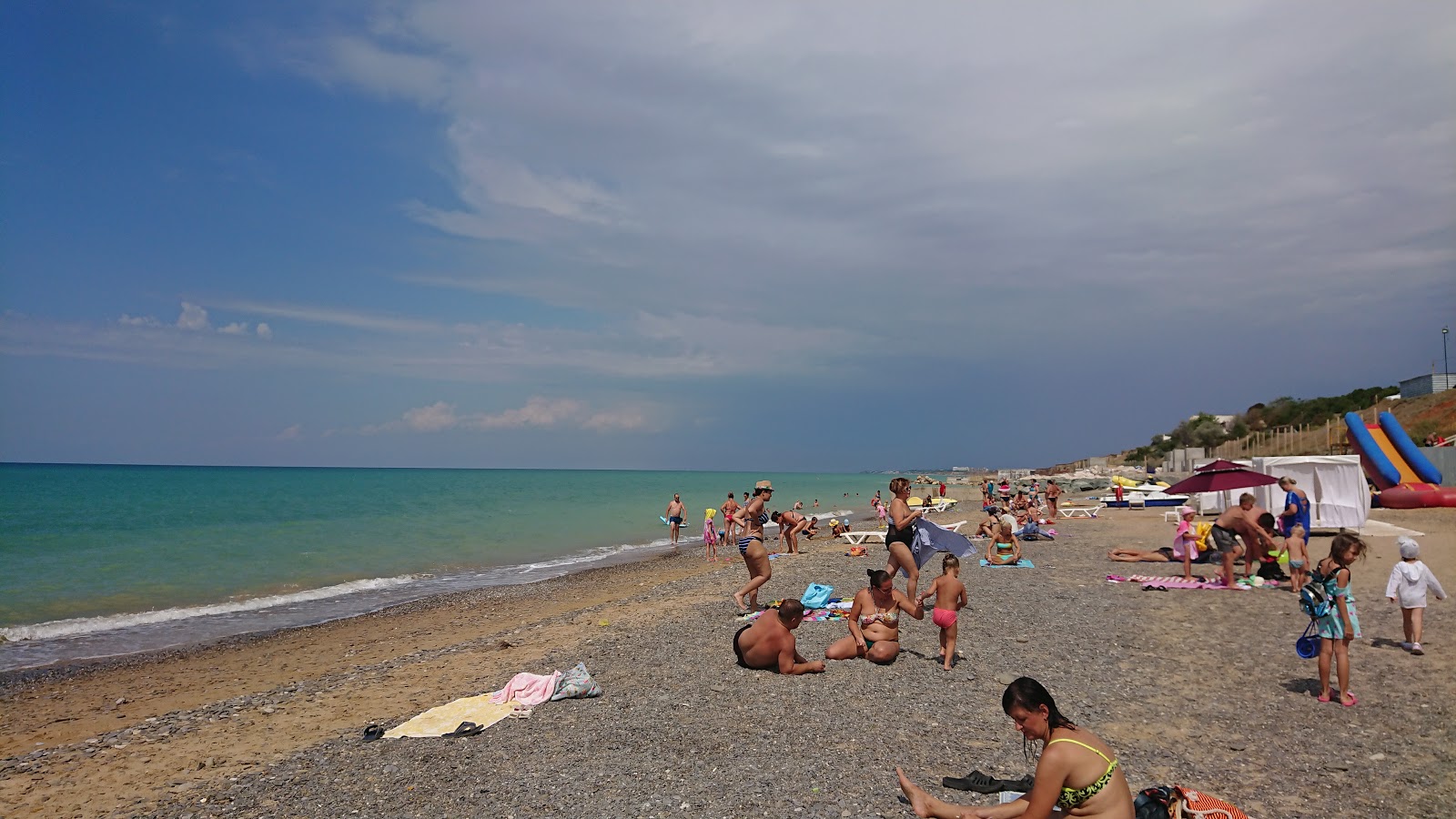 Φωτογραφία του Beregovoe beach περιτριγυρισμένο από βουνά