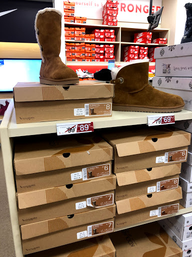 Shoe Store «Famous Footwear», reviews and photos, 40-24 College Point Blvd, Flushing, NY 11354, USA