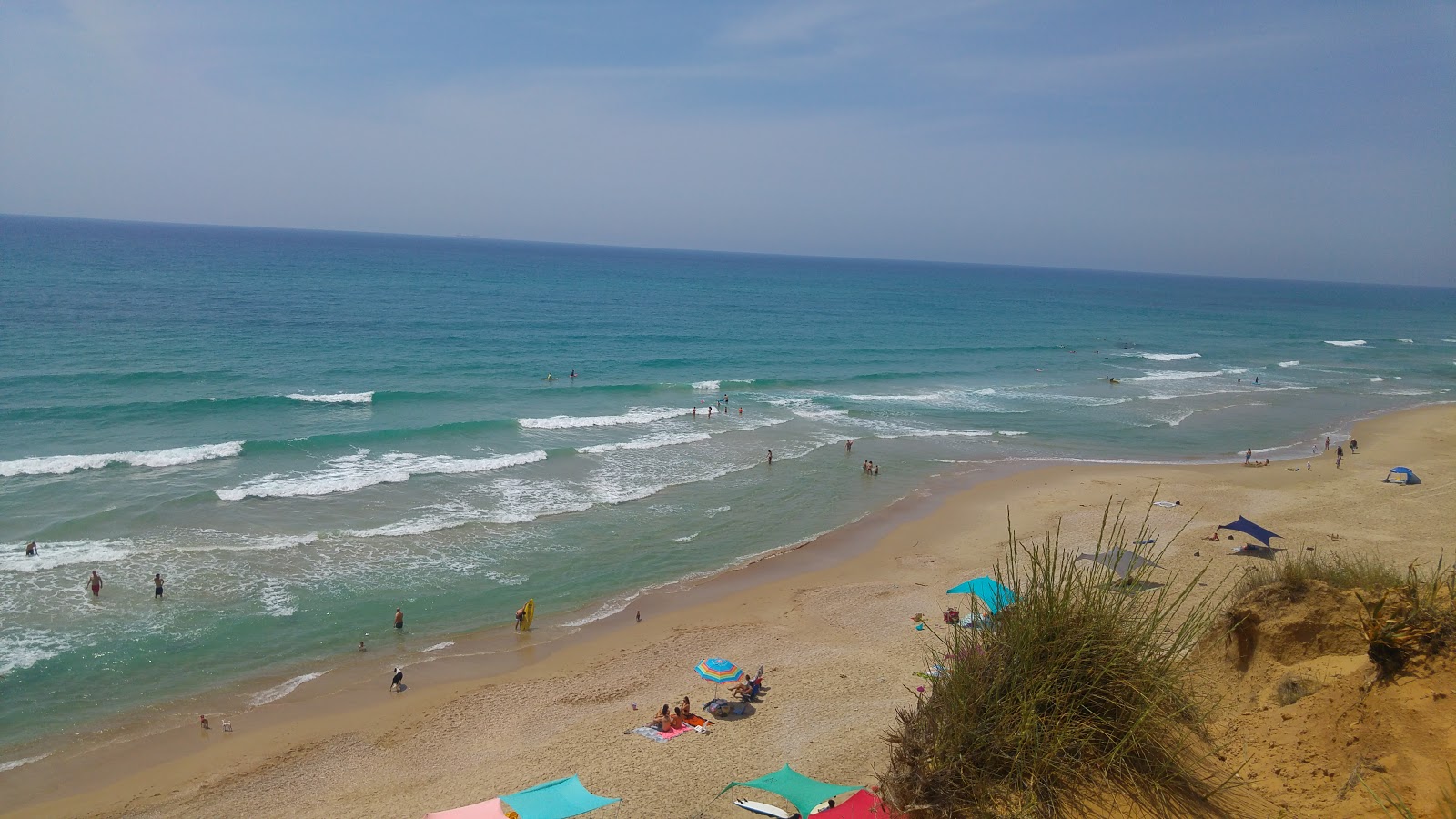 Foto de Metzukey Yam beach com areia bege superfície