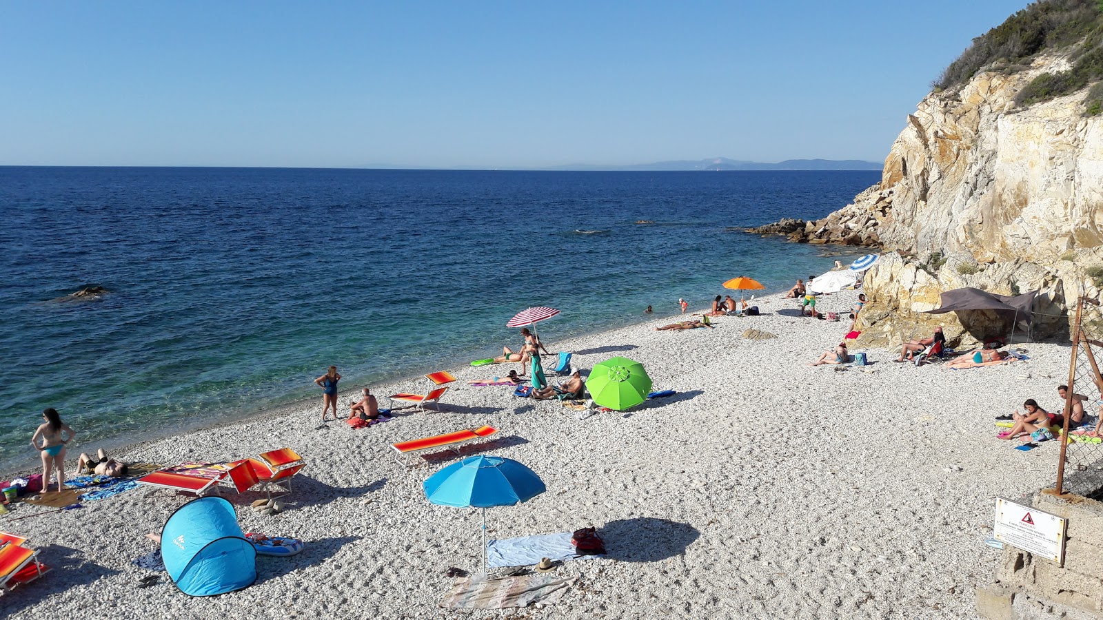 Photo de Spiaggia La Sorgente avec l'eau cristalline de surface