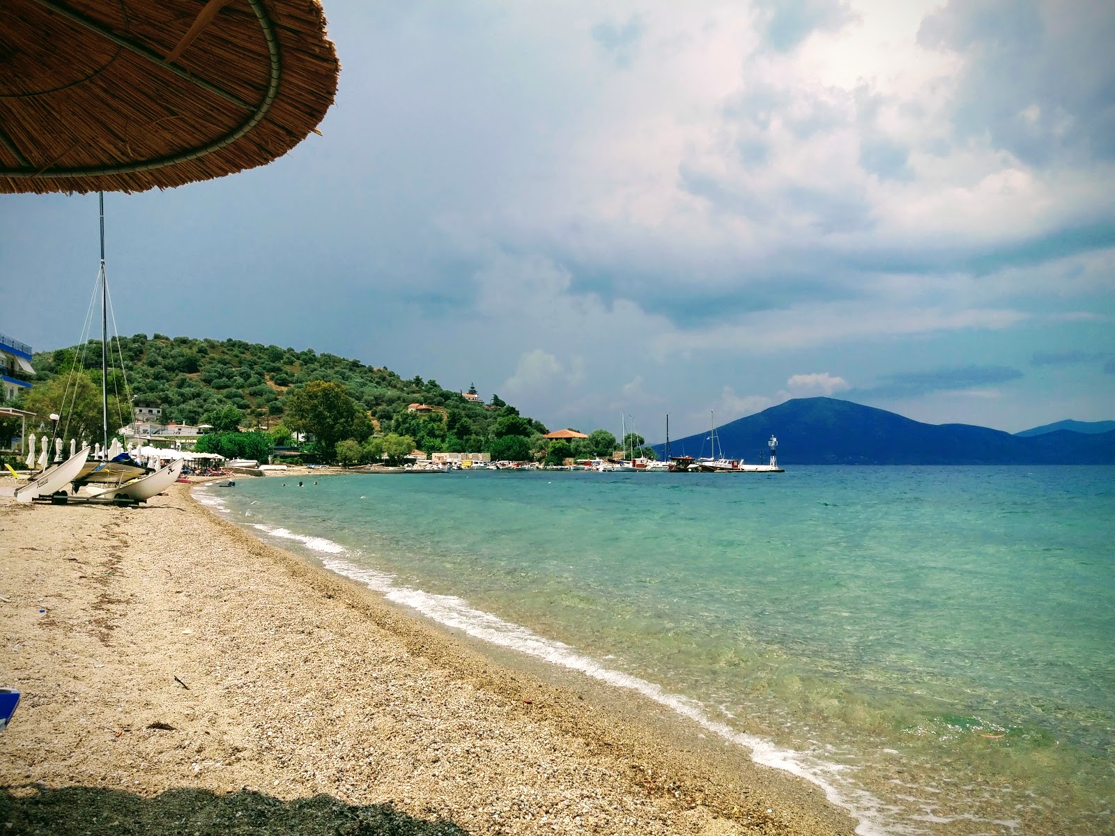 Foto di Neos Pirgos beach con una superficie del piccoli ciottoli beige