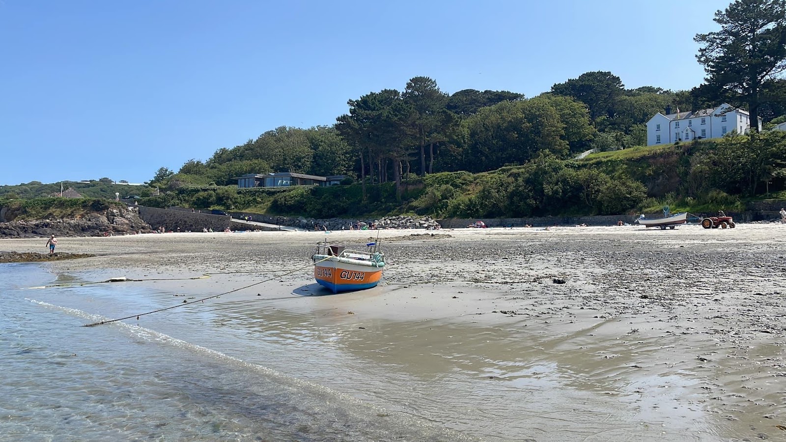Valokuva Portelet Beach Guernseyista. pinnalla turkoosi puhdas vesi:n kanssa