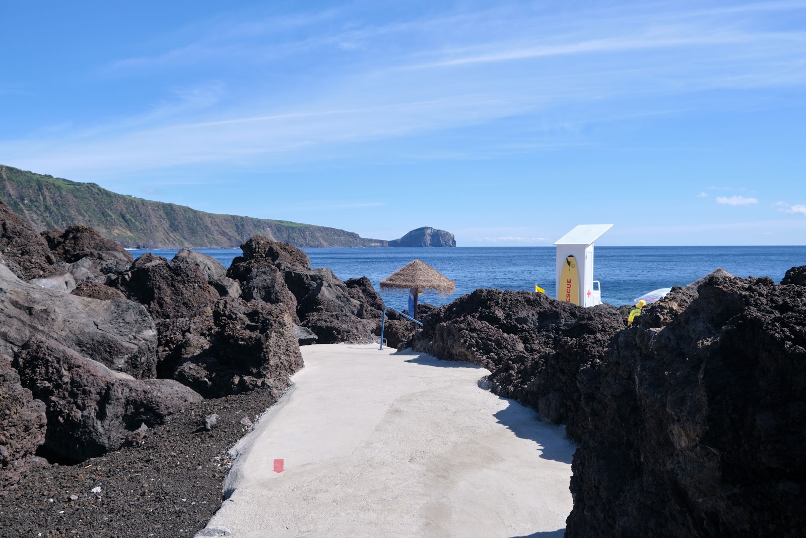 Foto di Varadouro Beach circondato da montagne