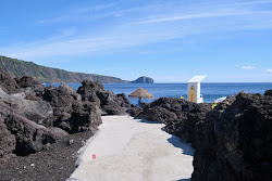 Foto di Varadouro Beach circondato da montagne