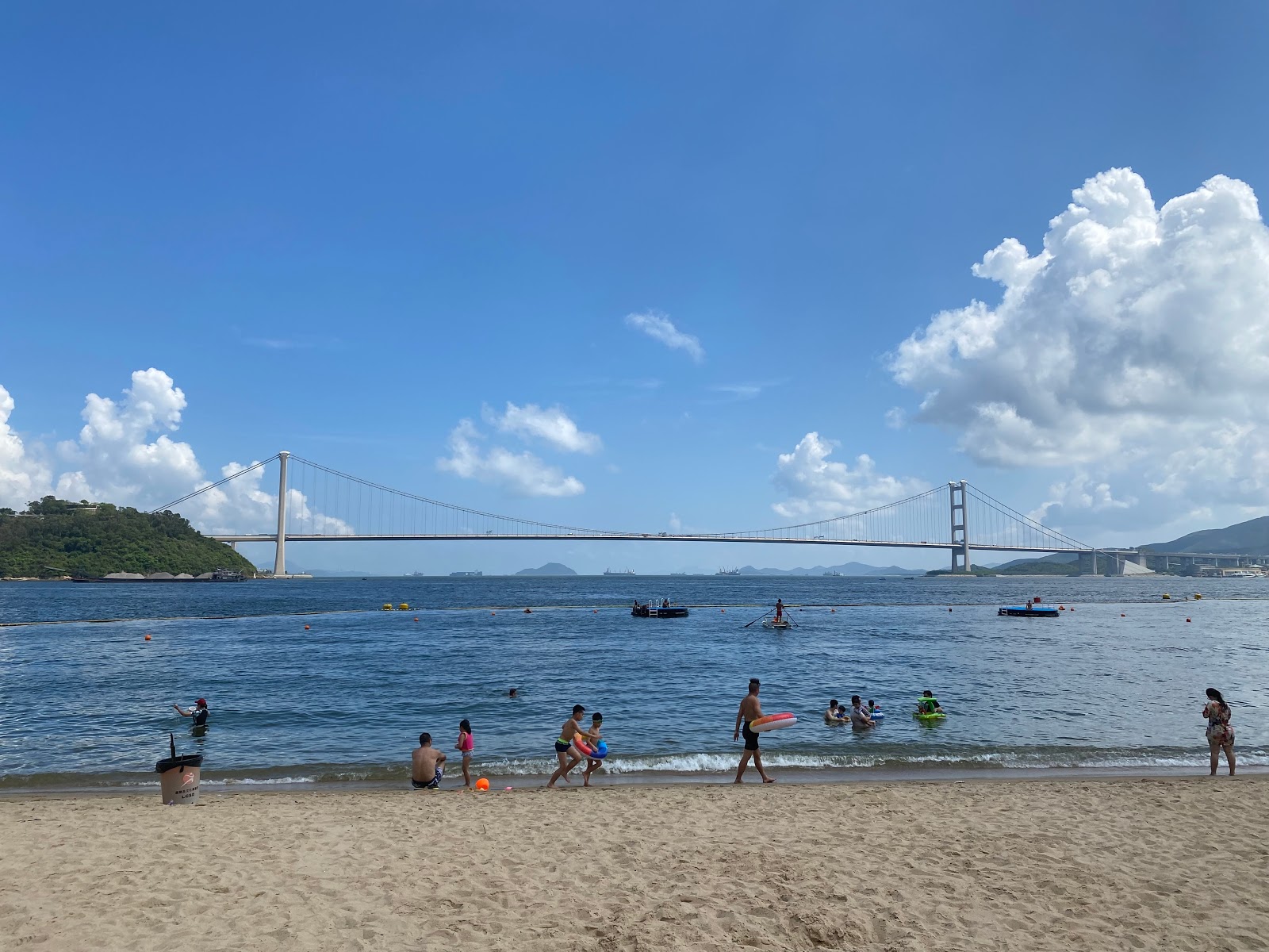 Foto de Lido Beach respaldado por acantilados