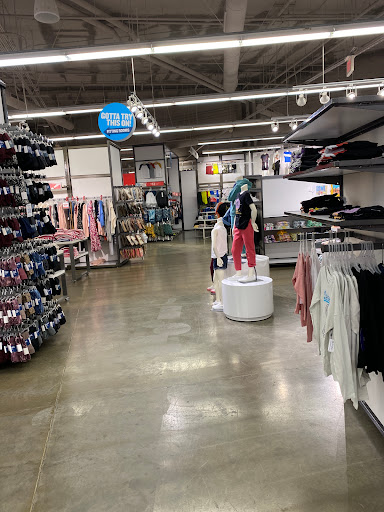 Clothing Store «Old Navy», reviews and photos, 634 Spectrum Center Dr, Irvine, CA 92618, USA
