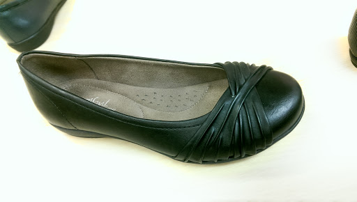 Shoe Store «Off Broadway Shoe Warehouse», reviews and photos, 13400 Jamboree Rd, Irvine, CA 92602, USA