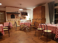 Atmosphère du Restaurant L'Auberge Fleurie à Notre-Dame-des-Millières - n°8