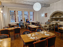 Atmosphère du Restaurant CRÊPERIE BISTROT CHEZ LOUISETTE à Dinan - n°7