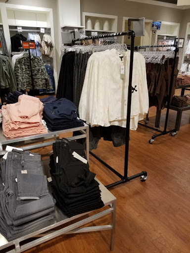 Clothing Store «Banana Republic», reviews and photos, 241 Fort Evans Rd NE, Leesburg, VA 20176, USA