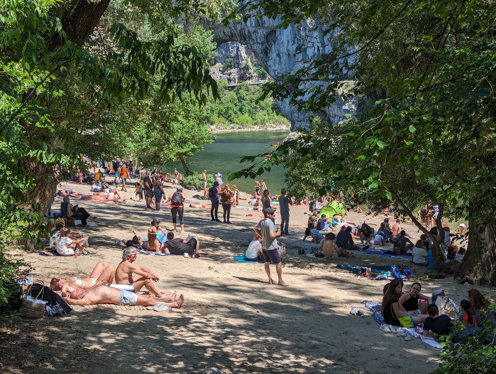 Plage Pont d'Arc amont'in fotoğrafı uçurumlarla desteklenmiş