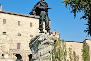 Monumento al Partigiano image