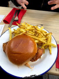 Sandwich au poulet du Restaurant de cuisine américaine moderne Gumbo Yaya Chicken and Waffles à Paris - n°4