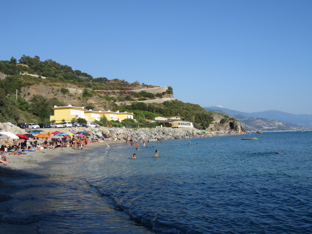 Photo de Cavinia beach protégé par des falaises
