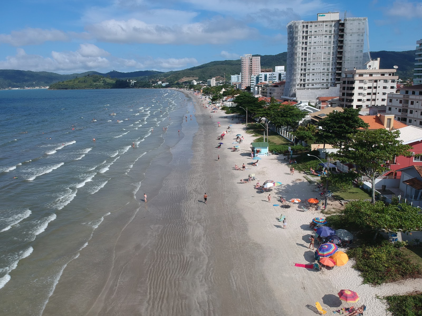 Foto von Praia do Pereque mit feiner beiger sand Oberfläche