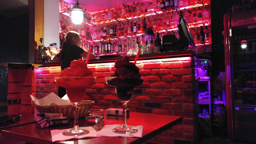 ANANAS BANANAS cocktail café bar