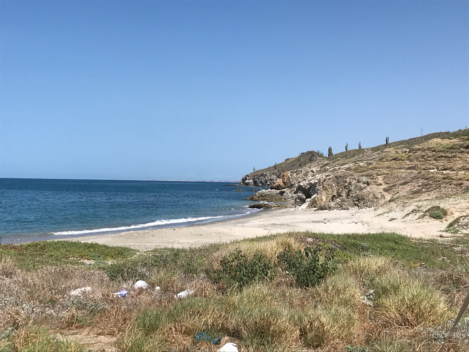 Φωτογραφία του Playa Santa Rosa με γκρίζα άμμος επιφάνεια