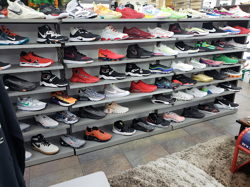 Shoe Store «Outlet Shoes & Rugs», reviews and photos, 221 E Ledbetter Dr, Dallas, TX 75216, USA