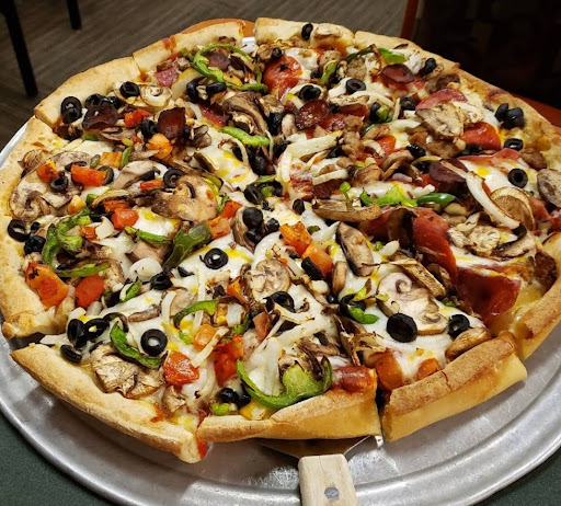 Pizza Restaurant «Round Table Pizza», reviews and photos, 16108 Ash Way, Lynnwood, WA 98087, USA