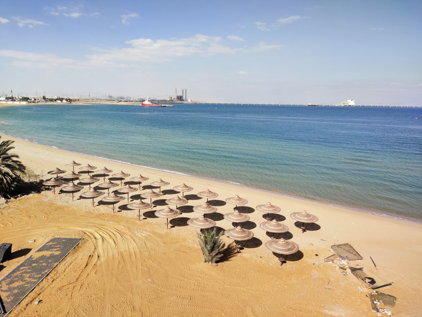 Fotografija Sokhna Beach z svetel pesek površino
