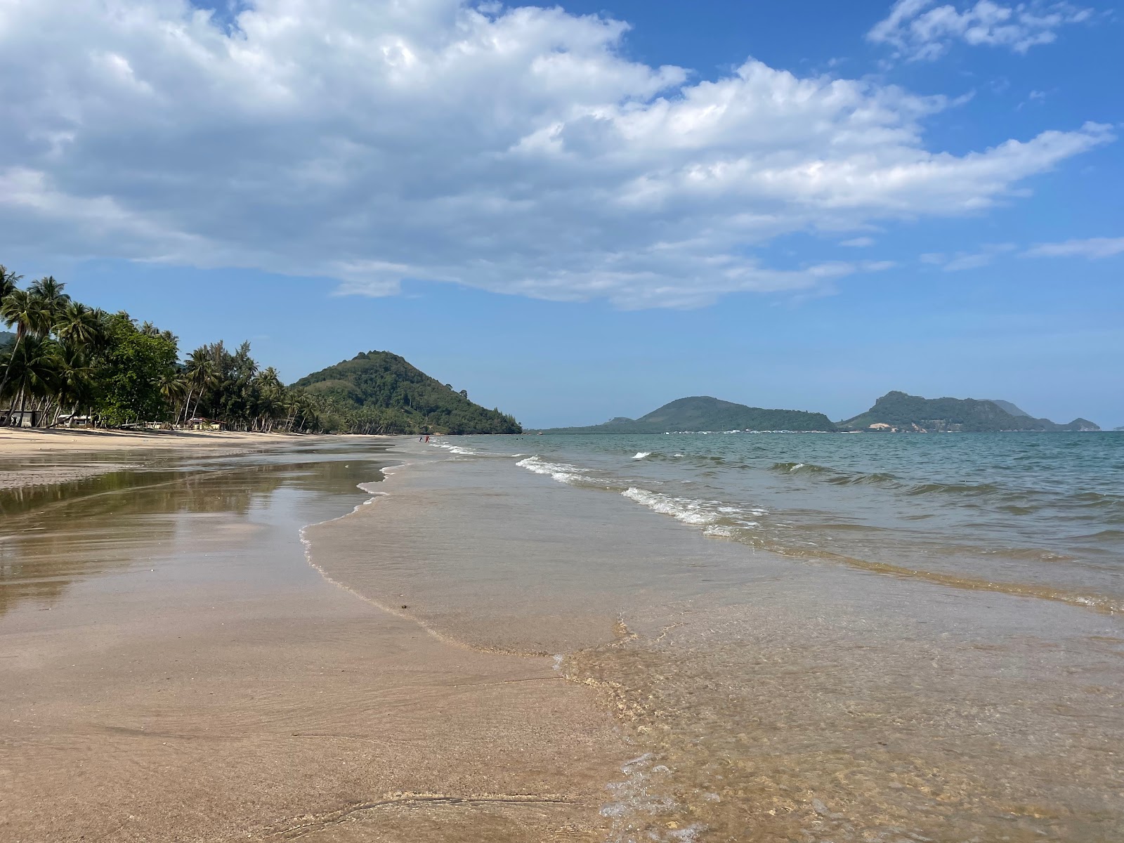 Foto von Sai Ri Sawi Beach mit beiger sand Oberfläche