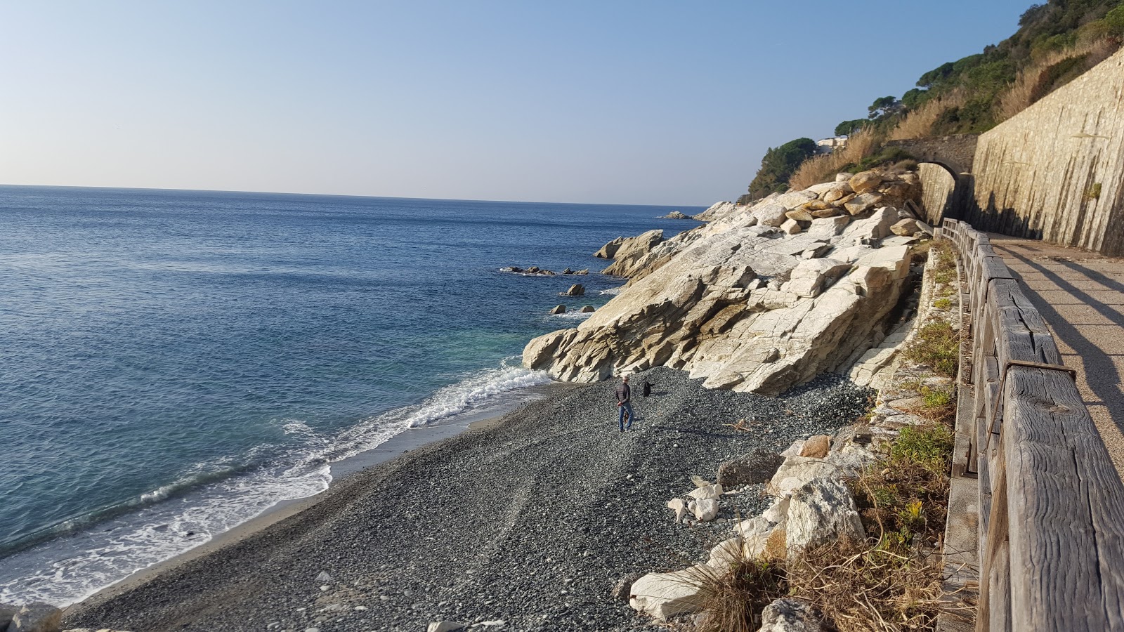 Spiaggia libera Abbelinou的照片 带有蓝色纯水表面