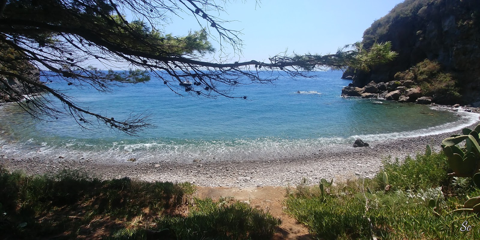 Fotografija La Scissice beach z sivi kamenček površino