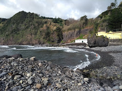 Foto von Povoacao Beach von Klippen umgeben