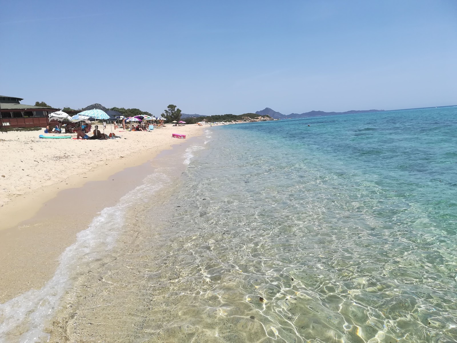 Foto von Santa Giusta Strand mit lange bucht