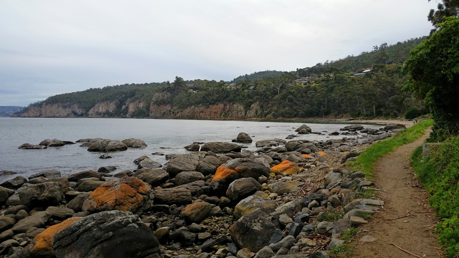 Photo de Hinsby Beach protégé par des falaises