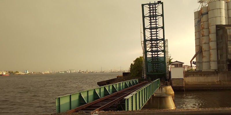 名古屋港跳上橋