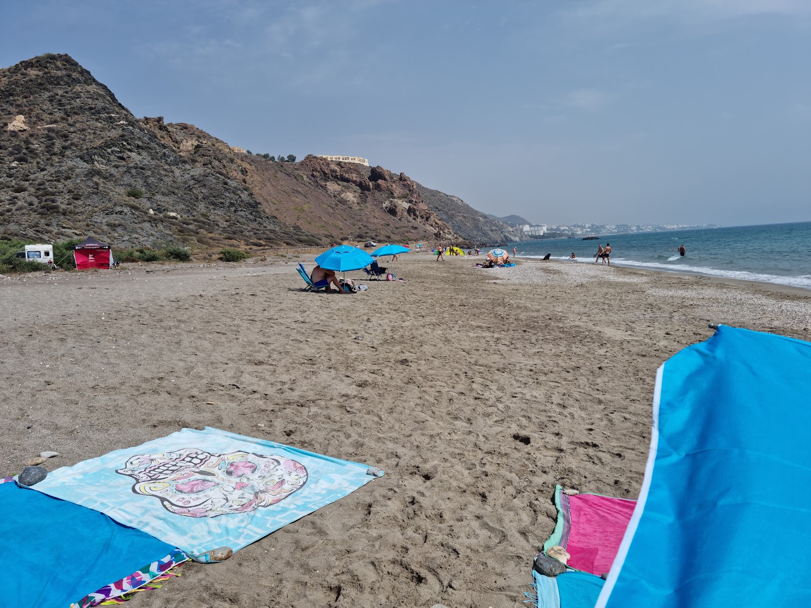 Playa de Mojacar'in fotoğrafı yeşil su yüzey ile