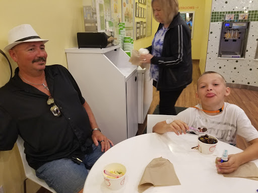 Frozen Yogurt Shop «Peachwave Frozen Yogurt & Gelato», reviews and photos, 6 W 8th St, Holland, MI 49423, USA