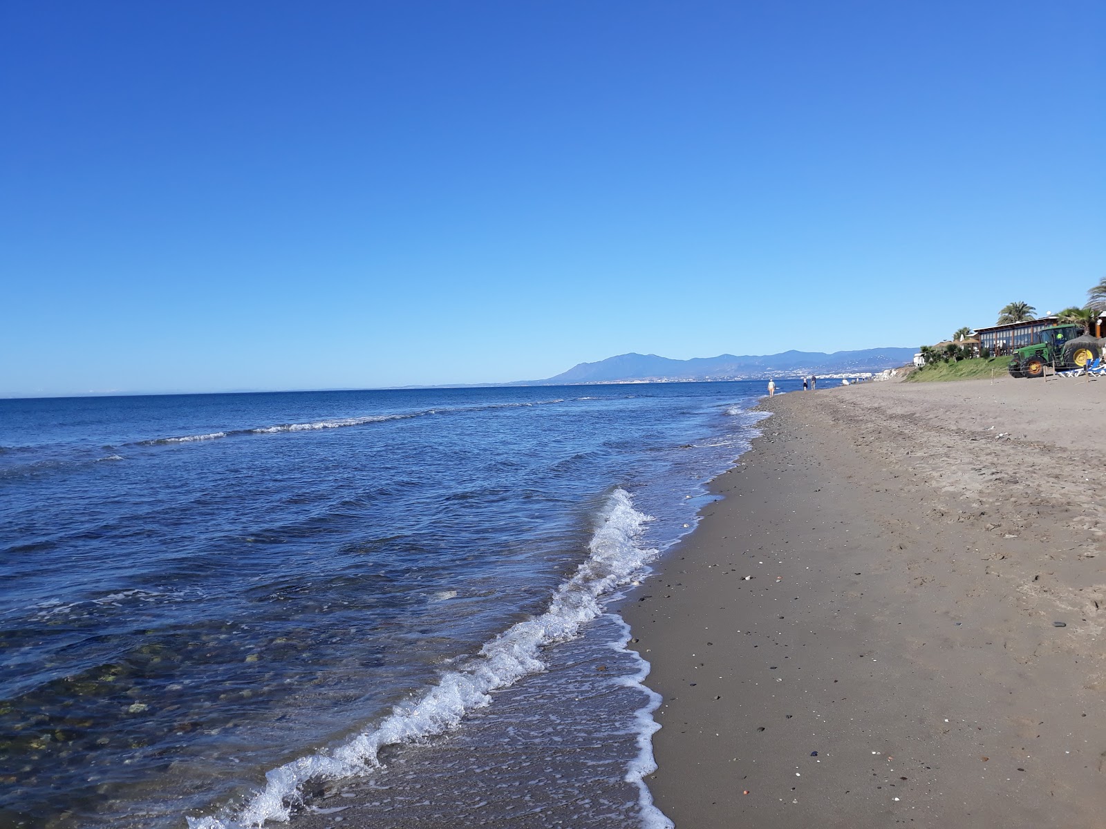 Φωτογραφία του Playa de las Chapas με μακρά ευθεία ακτή