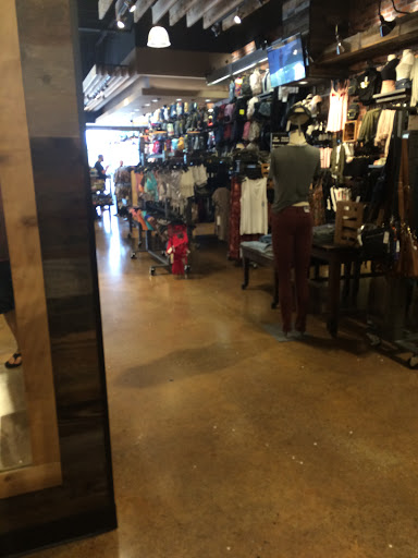 Clothing Store «Tillys», reviews and photos, 343 N Alafaya Trail, Orlando, FL 32828, USA