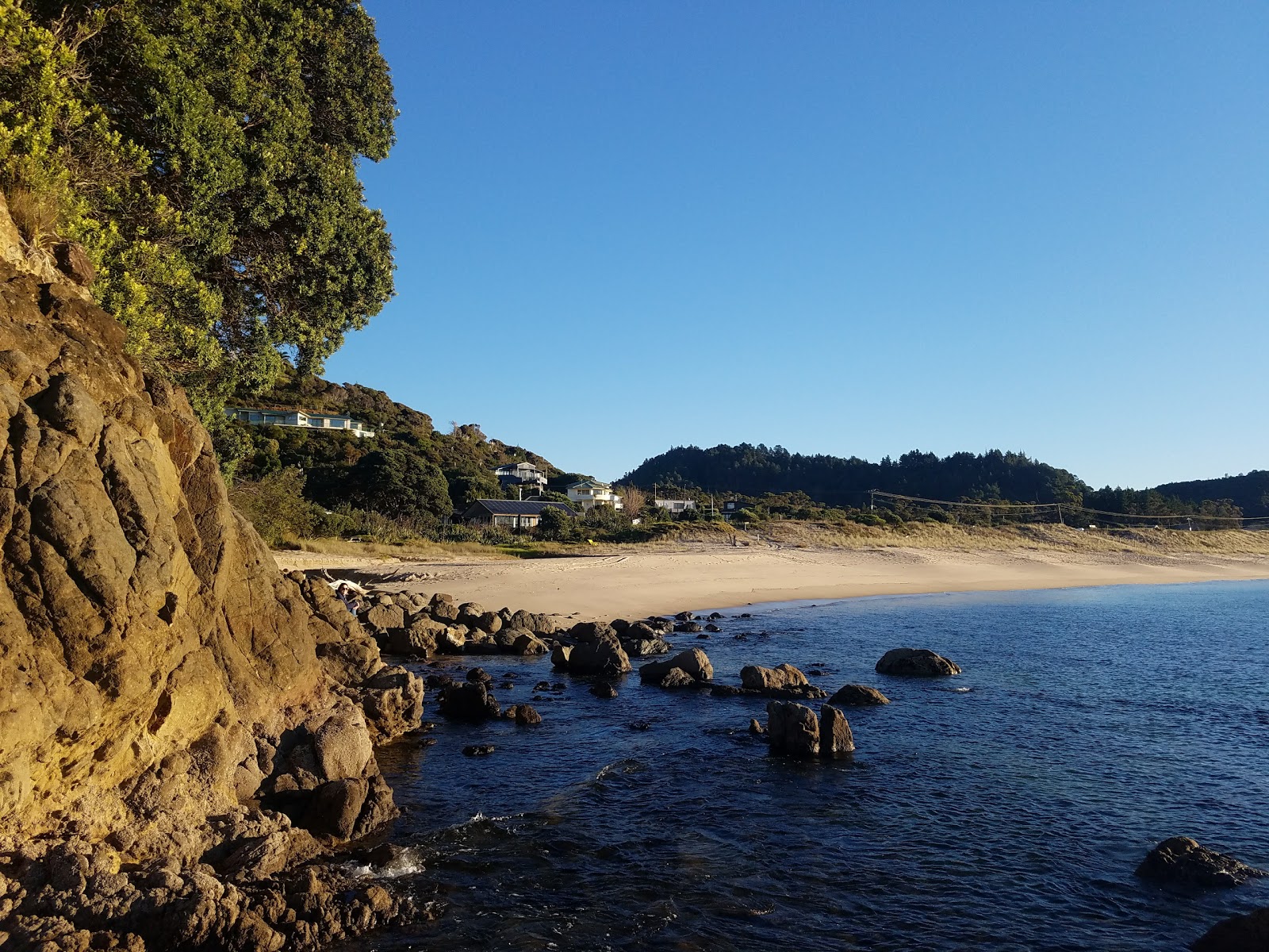 Rings Beach的照片 带有碧绿色纯水表面