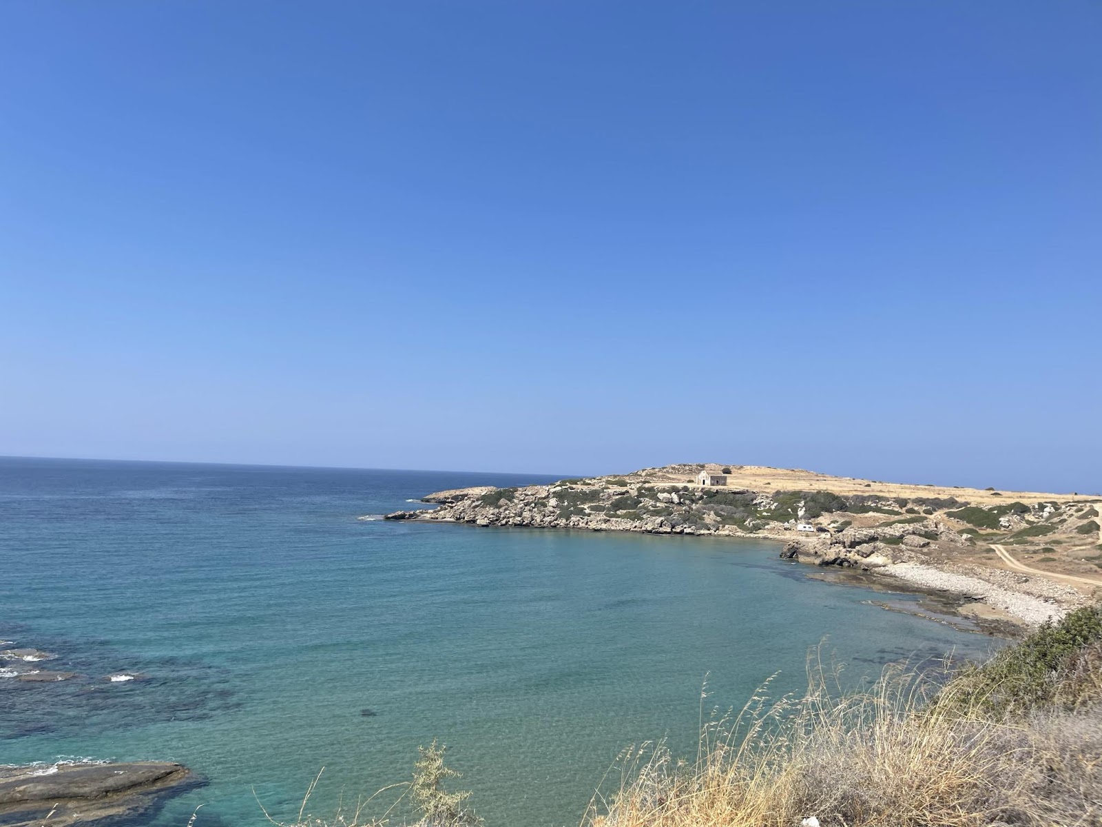 Kaplca Chipre Beach'in fotoğrafı dağlarla çevrili