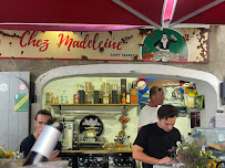 Atmosphère du Bar-restaurant à huîtres Chez Madeleine à Saint-Tropez - n°3