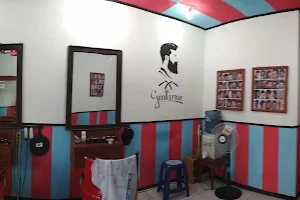 Lux's Barbershop image
