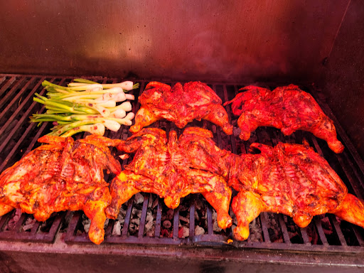 El ELEGANTE pollos y carne asada